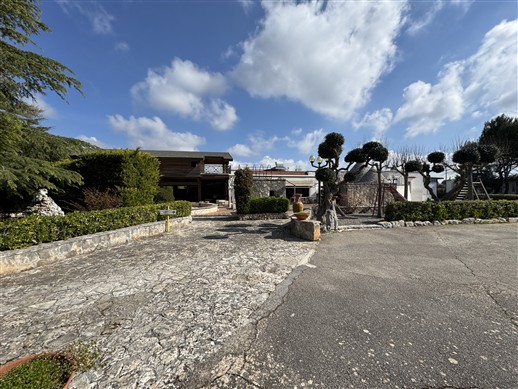 Intera Struttura Ricettiva Con Varie Sale Ristorante, Ampi Spazi Esterni Curati.